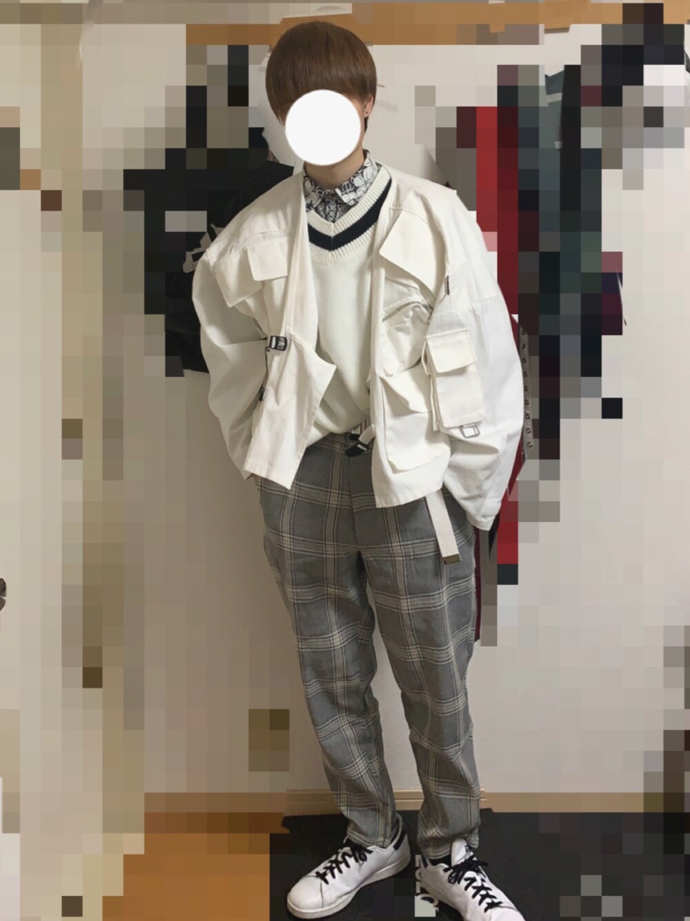 「オールホワイト、チェックパンツ、モノトーン、チルデンニット、ニット、ビッグシルエット」｜「HAREのBAGサムエブルゾン(HARE)（その他アウター、ホワイト系）」を使った、ユシンさん（メンズ・170cm）の春コーディネートの1枚目の写真