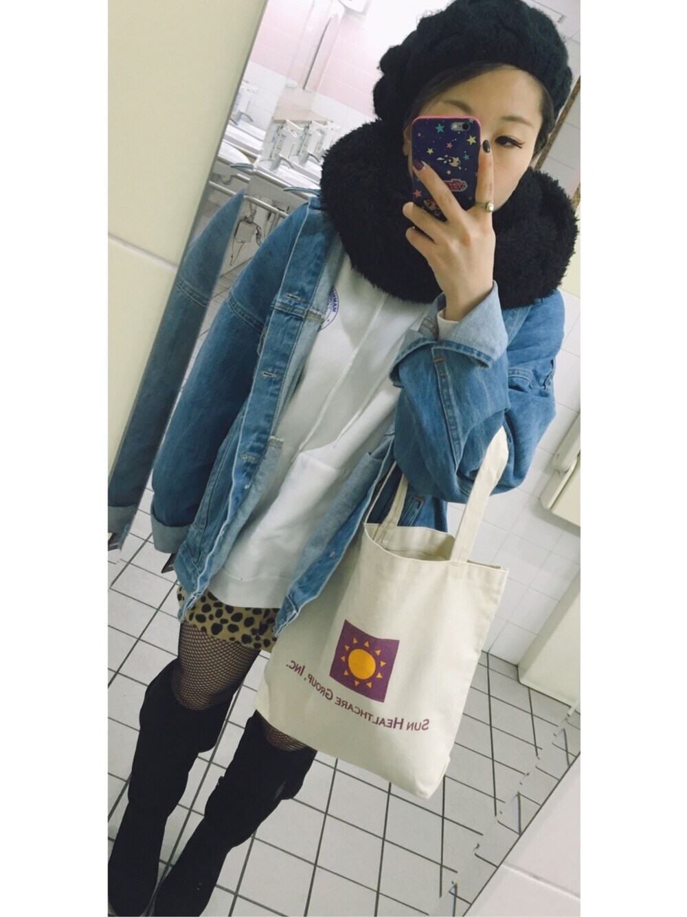 「デニム、ベレー帽、ダルメシアン柄、パーカー、ニーハイブーツ、網タイツ、used、古着、90’s、デニムジャケット」｜「マンモス🌝のアイテム（パーカー、ホワイト系）」を使った、ascさん（レディース・151cm）の冬コーディネートの1枚目の写真