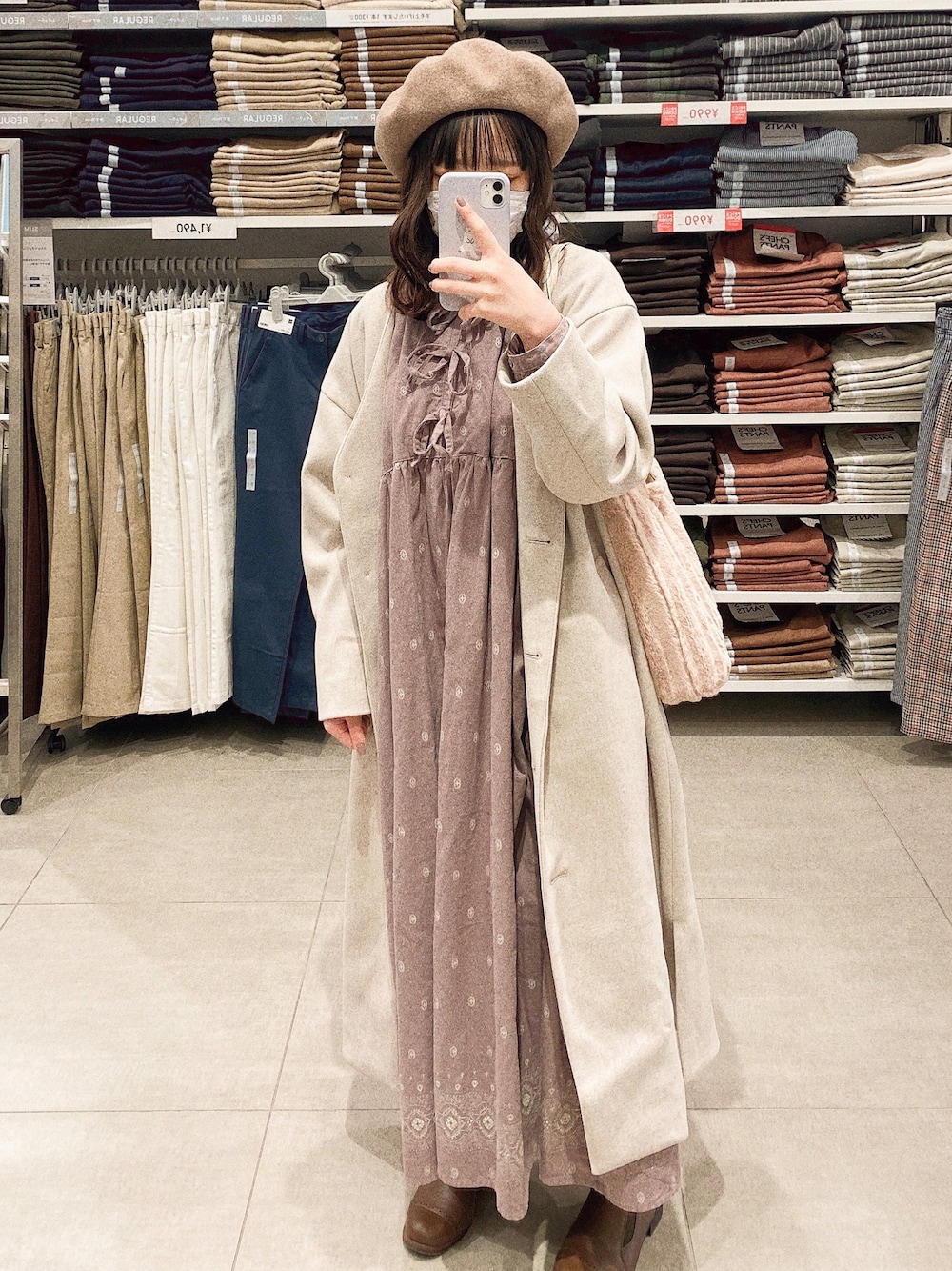 グレー系のワンピース、ホワイト系のダウンジャケット/コート、ベージュ系のハンチング/ベレー帽を着用したレディースの冬コーディネートの1枚目の写真