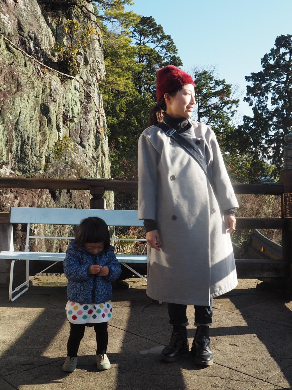「おんなのこ、babygap、Dr.Martens」｜「babyGAPのアイテム（ダウンジャケット/コート、ブルー系）」を使った、たまらさん（キッズ・70cm）の冬コーディネートの1枚目の写真