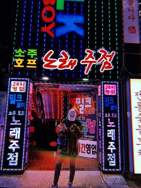 「ファーコート」｜「アイテム（パーカー）」を使った、Tomさん（メンズ・179cm）の春コーディネート