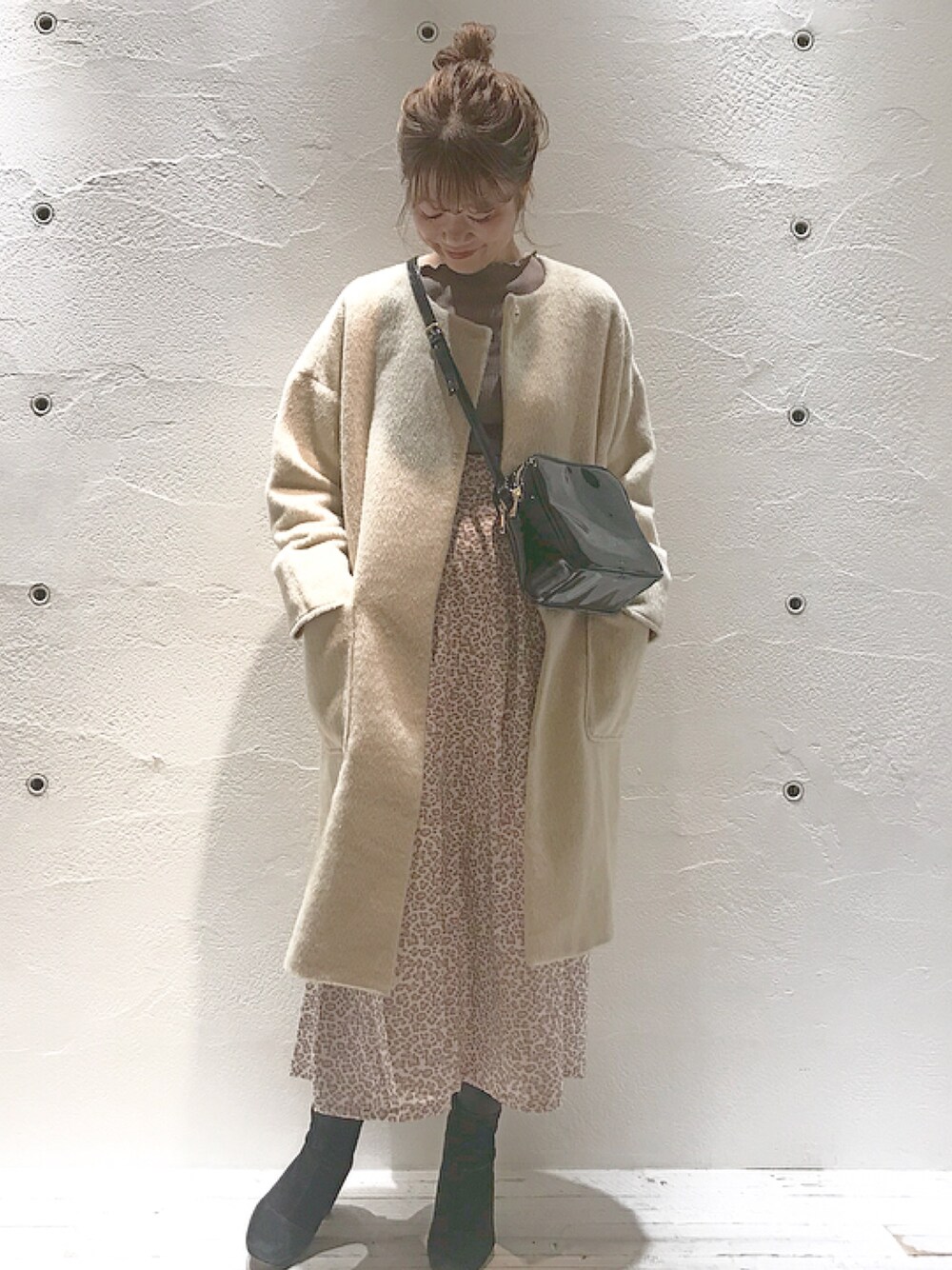 「秋コーデ、カジュアル、オトナカジュアル、おしゃれさんと繋がりたい、大人コーデ、秋、休日コーデ、レオパードスカート、アウター、ミスティック(mystic)」｜「mysticのシャギーノーカラーコート（ノーカラージャケット、ホワイト系）」を使った、いけがやあおいさん（レディース・163cm）の秋コーディネートの1枚目の写真