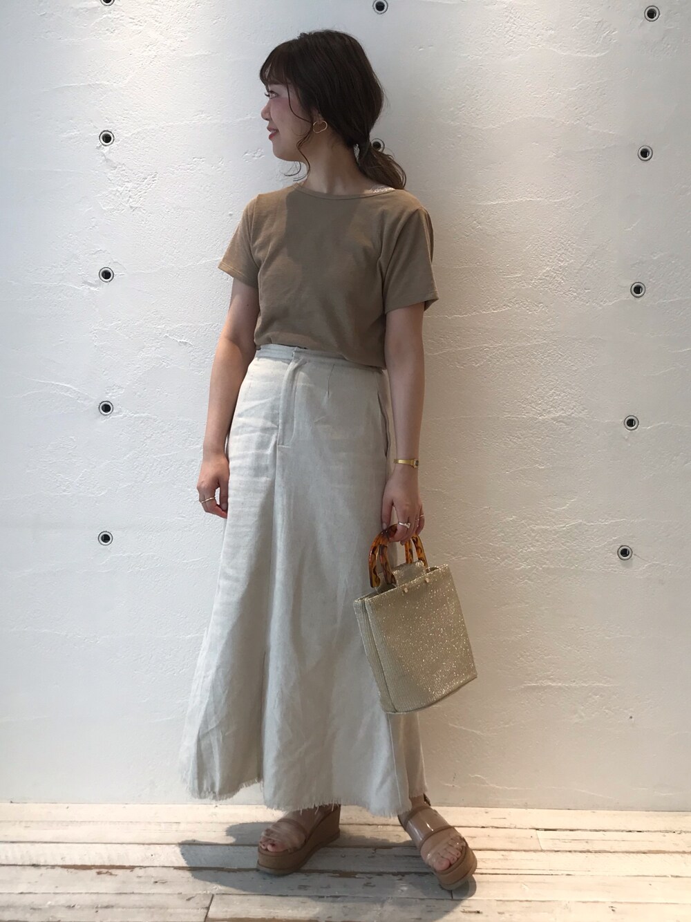 「カジュアルコーデ、ゆるコーデ、オトナカジュアル、お洒落さんとつながりたい、ootd、ベージュ、リネン、休日スタイル、ミスティック(mystic)、ワントーンコーデ」｜「mysticのアイテム（トップス、ベージュ系）」を使った、いけがやあおいさん（レディース・163cm）の春コーディネートの1枚目の写真