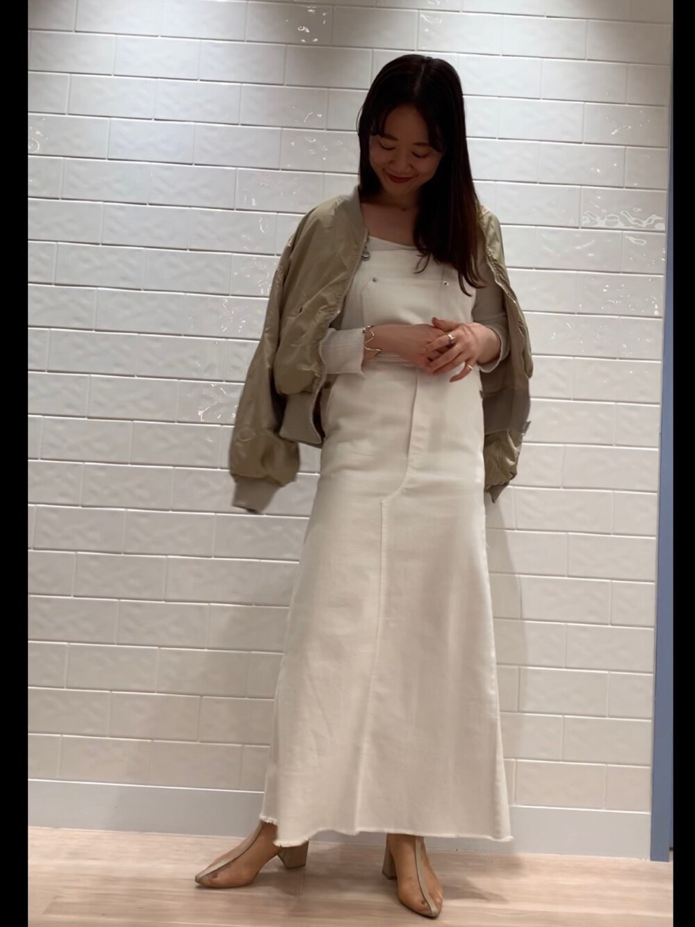 「パステル映える春、春夏コーデ、ゆるコーデ、春、カジュアルコーデ、お洒落さんとつながりたい、大人女子、ジャンパースカート、白コーデ、mystic」｜「mysticのツイルジャンパースカート（ジャンパースカート、ホワイト系）」を使った、いけがやあおいさん（レディース・163cm）の春コーディネートの1枚目の写真