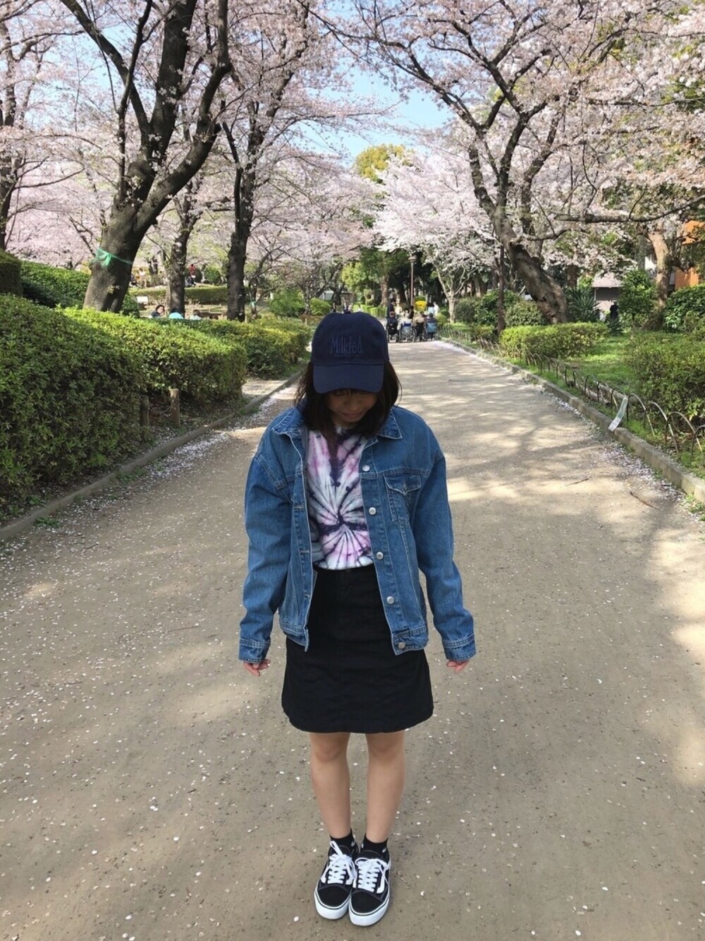「お花見、stussy、MILKFED.、VANS、カジュアル、スニーカーコーデ、デニムジャケット、キャップ、春コーデ」｜「MILKFED.のLOGO CAP（キャップ/ベースボールキャップ/ロゴ）（キャップ、ブルー系）」を使った、aiaiさん（レディース・152cm）の春コーディネートの1枚目の写真