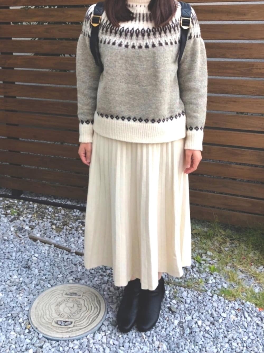 「秋冬コーデ、休日スタイル、くすみカラー、低身長コーデ、セーター、きれいめカジュアル、ロングスカート、ブーツ、chocomee」｜「chocomeeのニットプリーツスカート（スカート、ホワイト系）」を使った、aiaiさん（レディース・153cm）の秋コーディネートの1枚目の写真