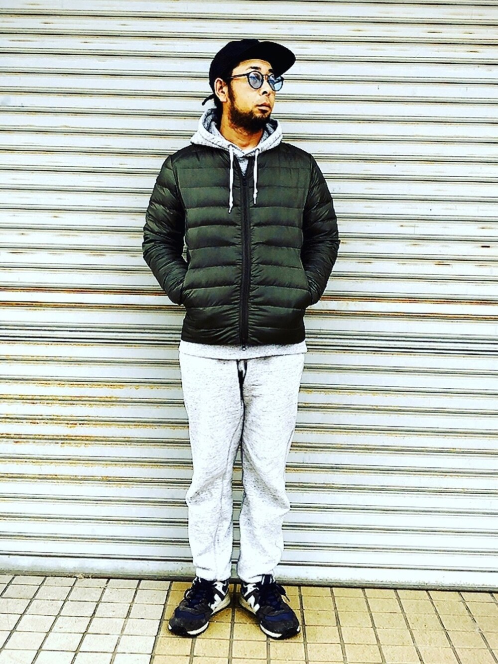 「スウェット、スウェットパンツ、スウェットパーカー、セットアップ、New Balance、ダウンジャケット、インナーダウン、grn、UNIQLO」｜「grnのポケッタブル　ライトダウンジャケット（ダウンジャケット/コート、グリーン系）」を使った、チャッピーさん（メンズ・166cm）の冬コーディネートの1枚目の写真