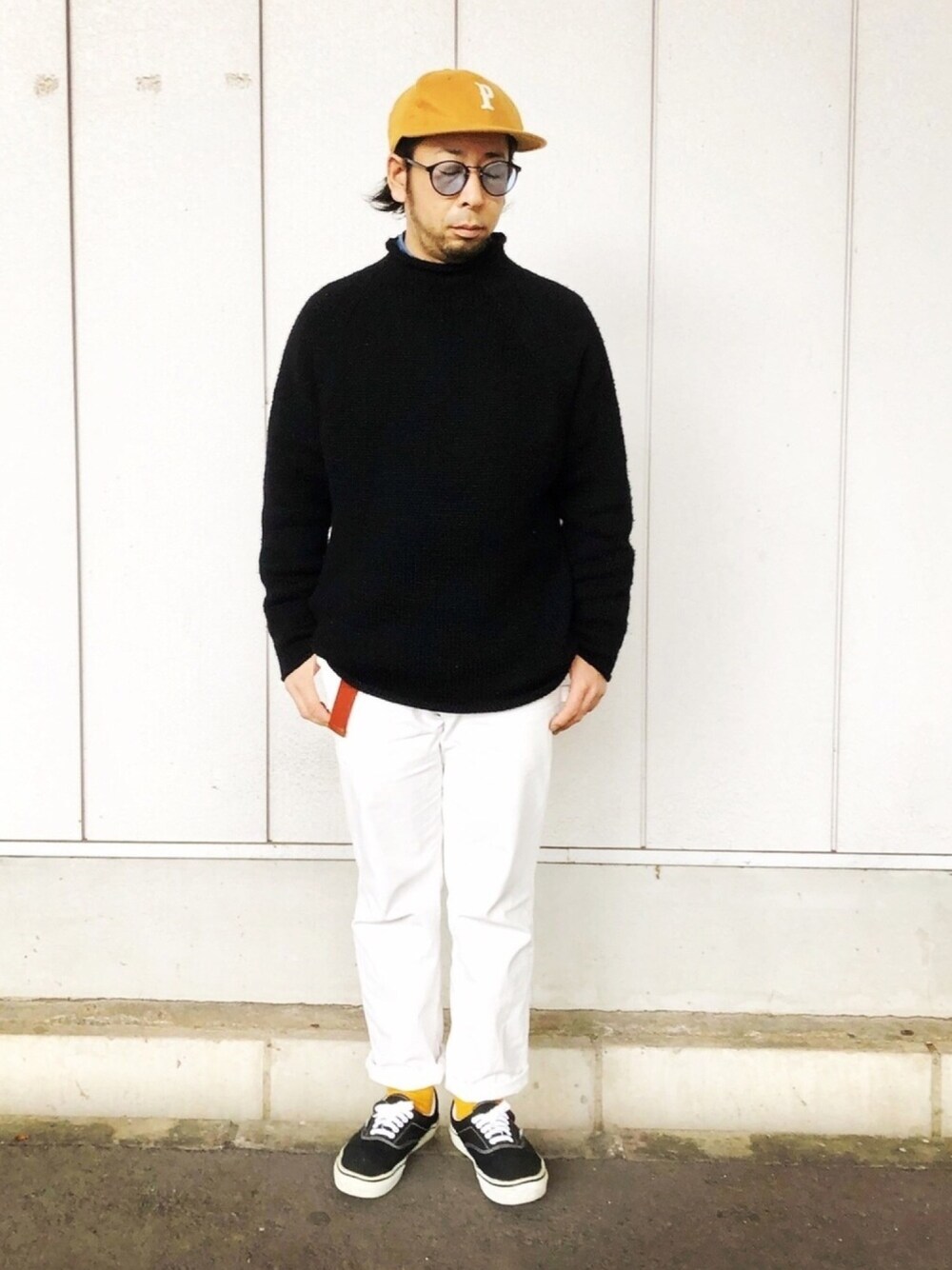 「新年一発目、ニット、ボトルネック、黒ニット、ホワイトパンツ、VANS、ざっくりニット、カラーソックス」｜「BEAMSのアイテム（ニット/セーター、ブラック系）」を使った、チャッピーさん（メンズ・166cm）の冬コーディネートの1枚目の写真