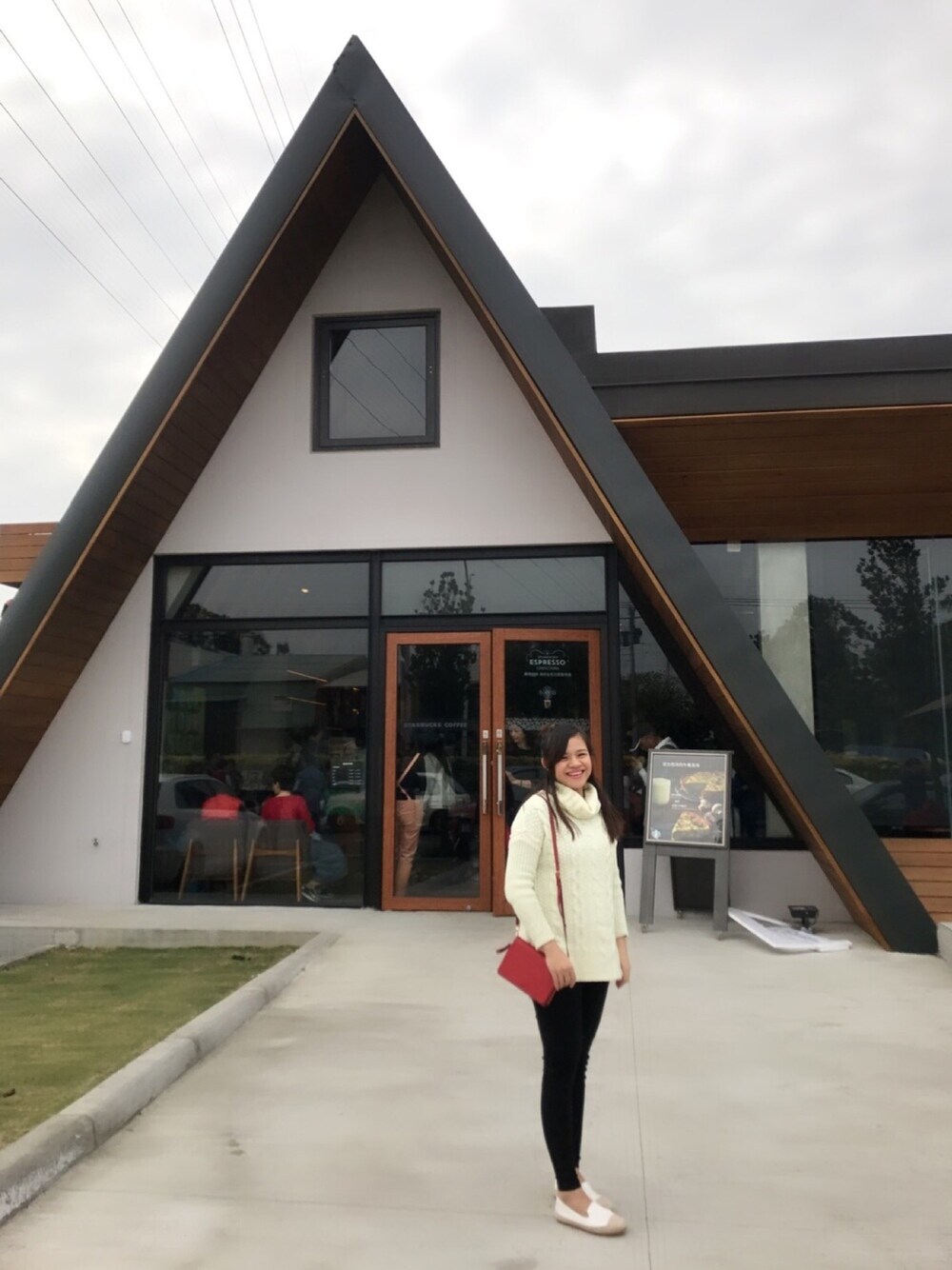 「ootd、Tory Burch、STARBUCKS」｜「TORY BURCHのアイテム（ショルダーバッグ、レッド系）」を使った、Ariel.12さん（レディース・160cm）の冬コーディネートの1枚目の写真