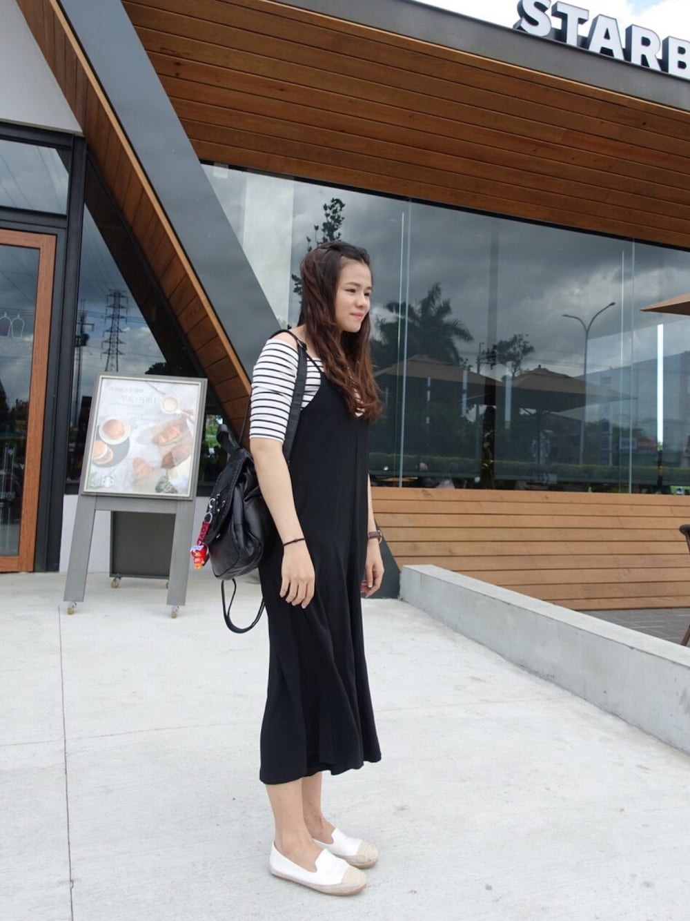 「ootd、DW、STARBUCKS」｜「koreaのアイテム（つなぎ/オールインワン、ブラック系）」を使った、Ariel.12さん（レディース・160cm）の夏コーディネートの1枚目の写真