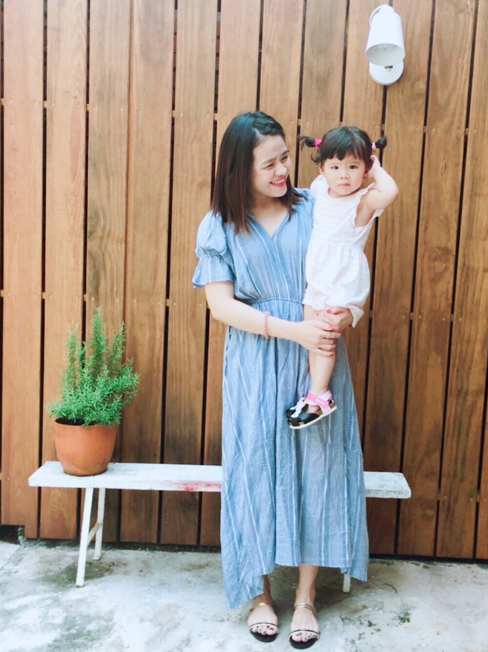 「ootd、anirek」｜「D+afのアイテム（サンダル、ゴールド系）」を使った、Ariel.12さん（レディース・160cm）の夏コーディネートの1枚目の写真