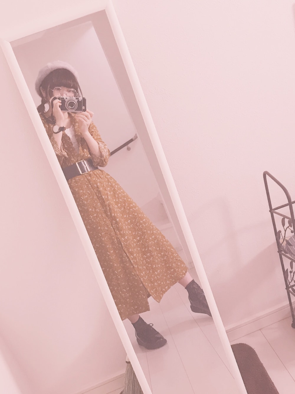 「シンプル、プチプラコーデ、古着、おしゃれさんと繋がりたい、ベレー帽、秋コーデ、ﾏﾙﾒｶﾞﾈ、黄色ワンピース、カメラ女子」｜「古着のアイテム（シャツワンピース、イエロー系）」を使った、ゆずさん（レディース・150cm）の秋コーディネートの1枚目の写真