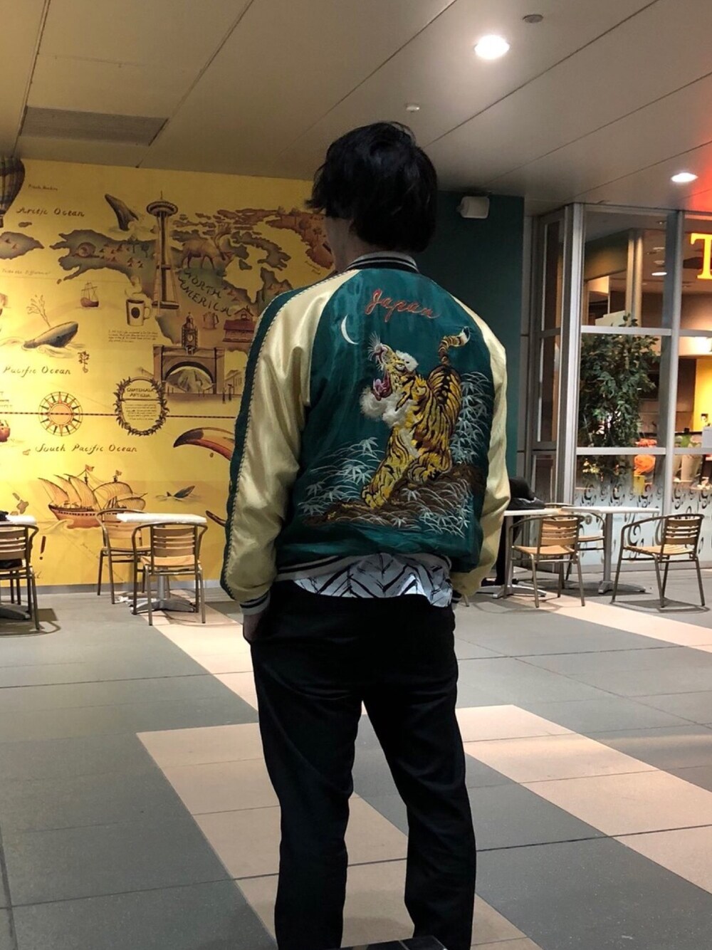 「おしゃれさんと繋がりたい、はるコーデ、欅坂46、スカジャン、ハイパーアダプト、makoファッション」｜「BEAMSのアイテム（その他アウター、グリーン系）」を使った、まこちゃんさん（メンズ・175cm）の春コーディネートの1枚目の写真