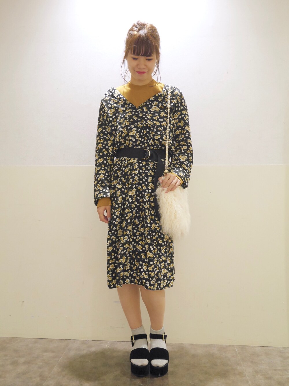 「抜き襟、秋服、花柄ワンピース、レトロ、レイヤードスタイル、マスタード、リブハイネック、ファーバッグ、アースミュージック＆エコロジー、earth music&ecology」｜「earth music&ecologyのテレコハイネック（Tシャツ/カットソー、イエロー系）」を使った、みきはうすさん（レディース・162cm）の夏コーディネートの1枚目の写真