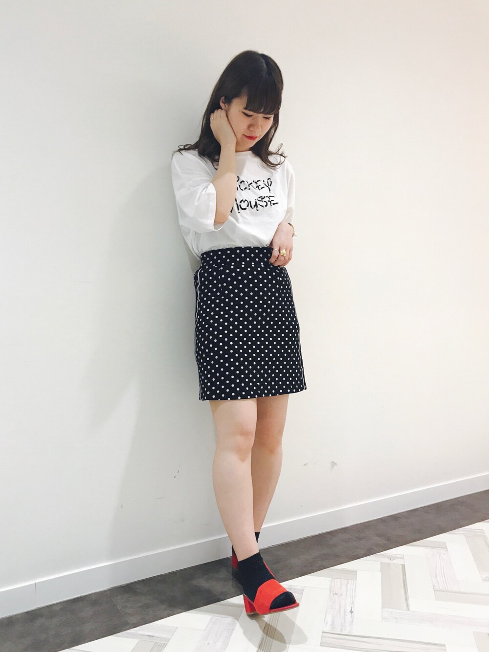 「ディズニー、モノトーンコーデ、ドットスカート、ディズニーバウンド、ミッキーT、ミッキー、Tシャツ、アースミュージック＆エコロジー、earth music&ecology、earth music&ecology by cherie」｜「earth music&ecologyの・Mickey/earthタイポTシャツ（Tシャツ/カットソー、ホワイト系）」を使った、みきはうすさん（レディース・162cm）の春コーディネートの1枚目の写真