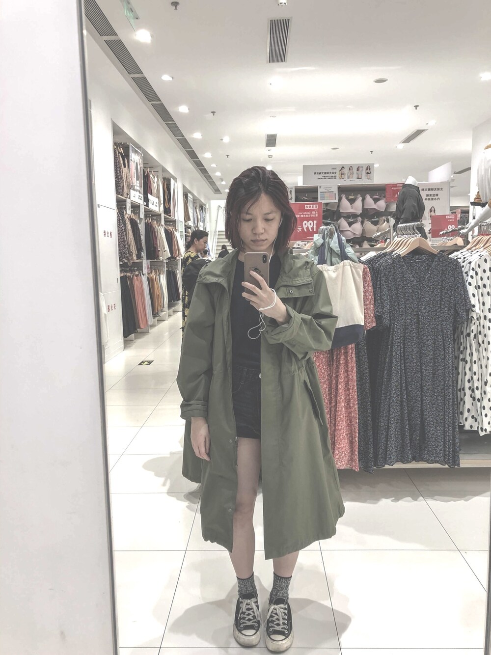 「夏、街头搭配、球鞋、休闲、converse、盐系风格、黑白搭配、通勤穿搭」｜「UNIQLOのアイテム（Tシャツ/カットソー、ブルー系）」を使った、薯片不加糖.さん（レディース・160cm）の夏コーディネートの1枚目の写真