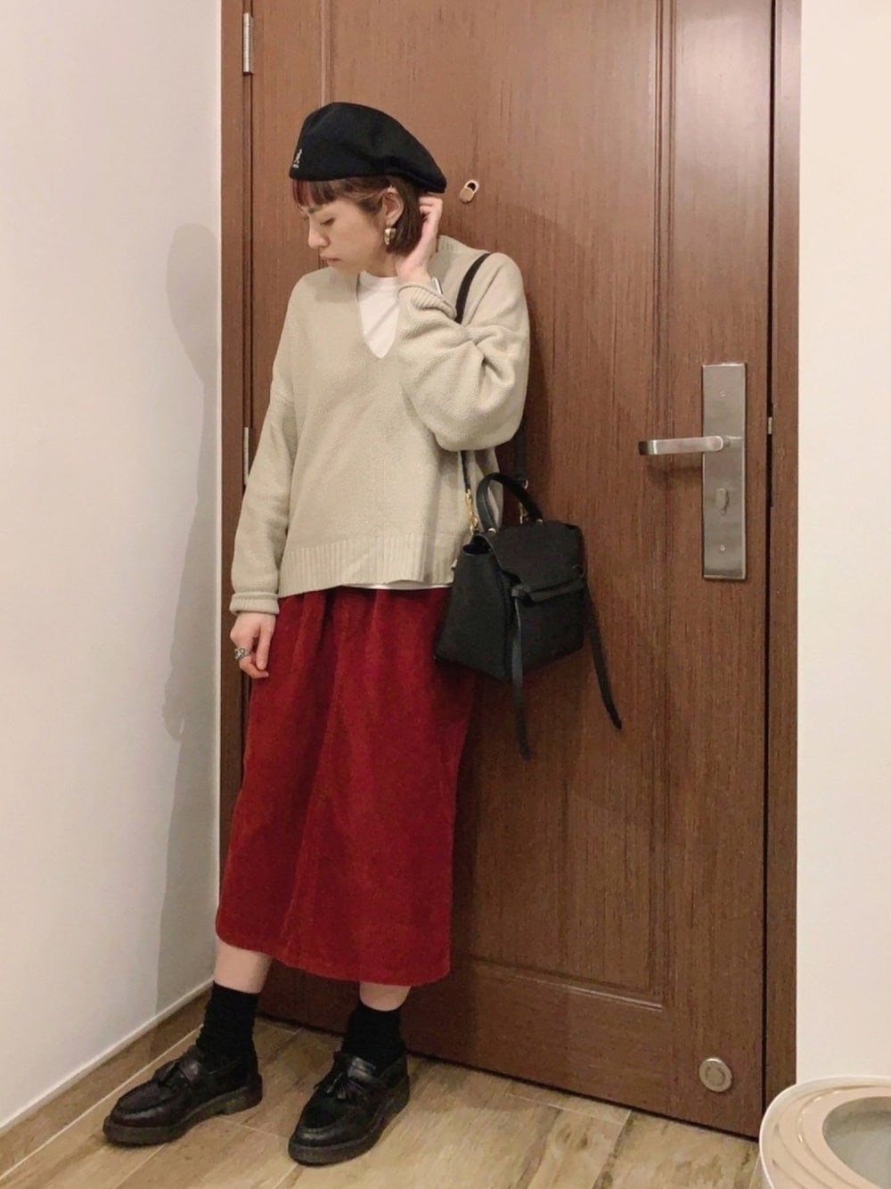 「ハンチング帽、バーガンディー、コーデュロイ、春コーデ、着すぎ、仕事着、ootd」｜「LOWRYS FARMのカノコスリットプルオーバーＬＳ　894825（ニット/セーター、ホワイト系）」を使った、MoE さん（レディース・160cm）の春コーディネートの1枚目の写真