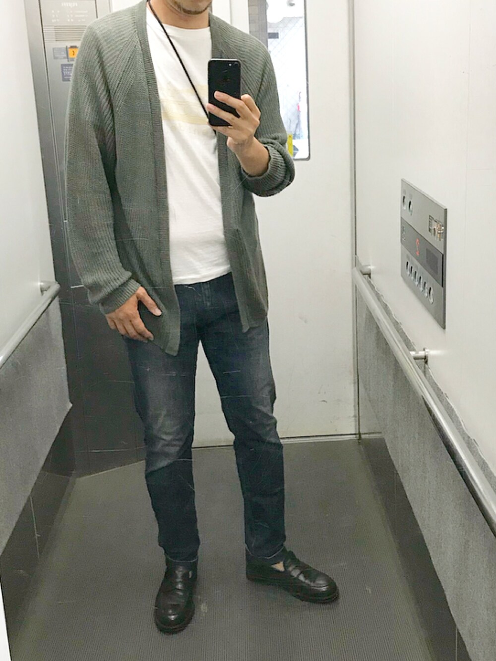 「秋のコーデ、オトナカジュアル、休日スタイル、秋服準備はじめました、革靴、サコッシュ、白Tシャツ、カーディガン、ローファー」｜「BEAUTY&YOUTH UNITED ARROWSのアイテム（カーディガン/ボレロ、グリーン系）」を使った、c4pcsさん（メンズ・180cm）の秋コーディネートの1枚目の写真
