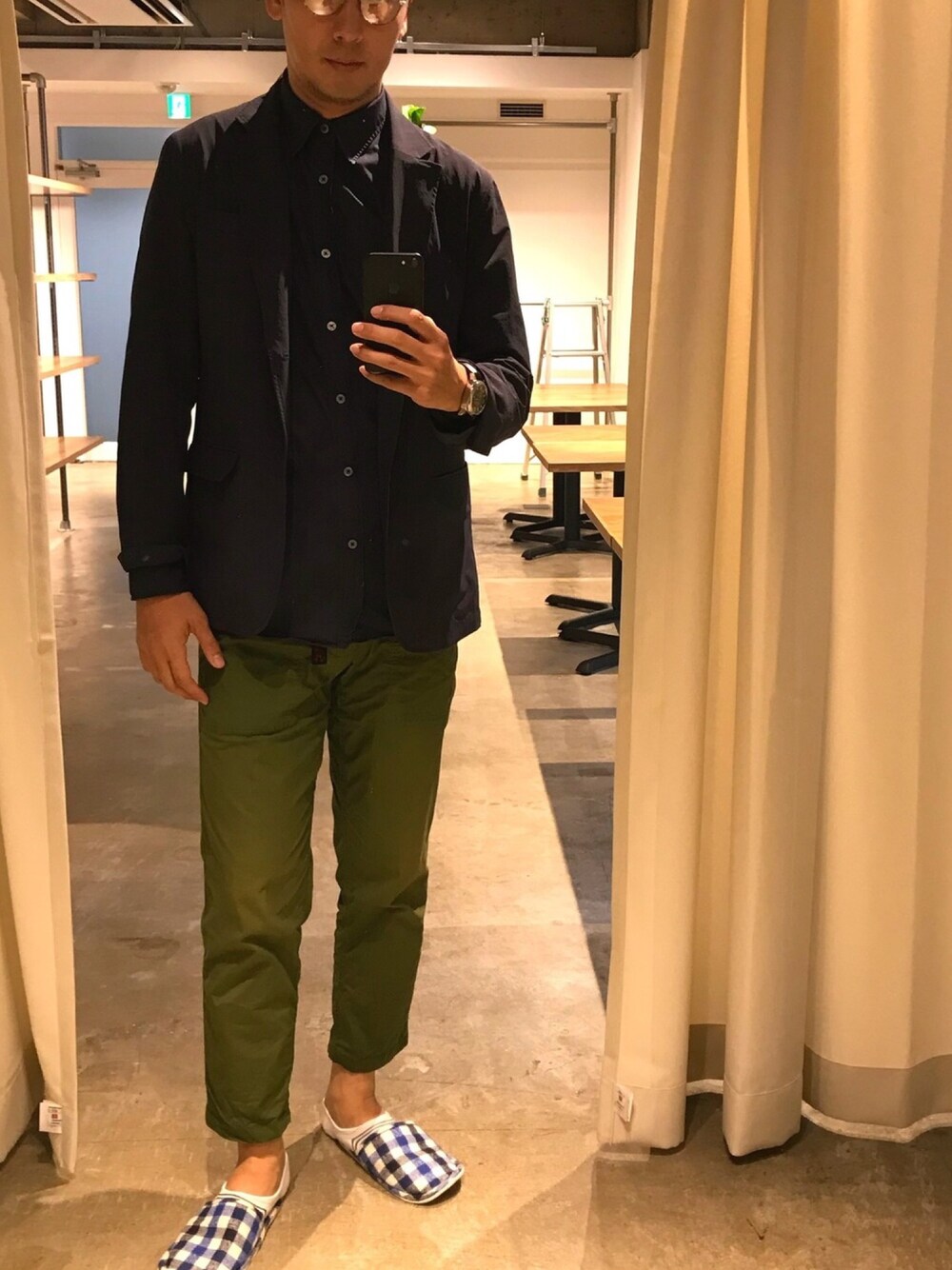 「大人カジュアル、お洒落さんとつながりたい、今日のコーデ、黒、シンプル、きれいめカジュアル、シンプルコーデ、秋のコーデ、fashion、ネイビー」｜「SHARE PARKのレギュラーカラー シャツ（シャツ/ブラウス、ブルー系）」を使った、c4pcsさん（メンズ・180cm）の秋コーディネートの1枚目の写真