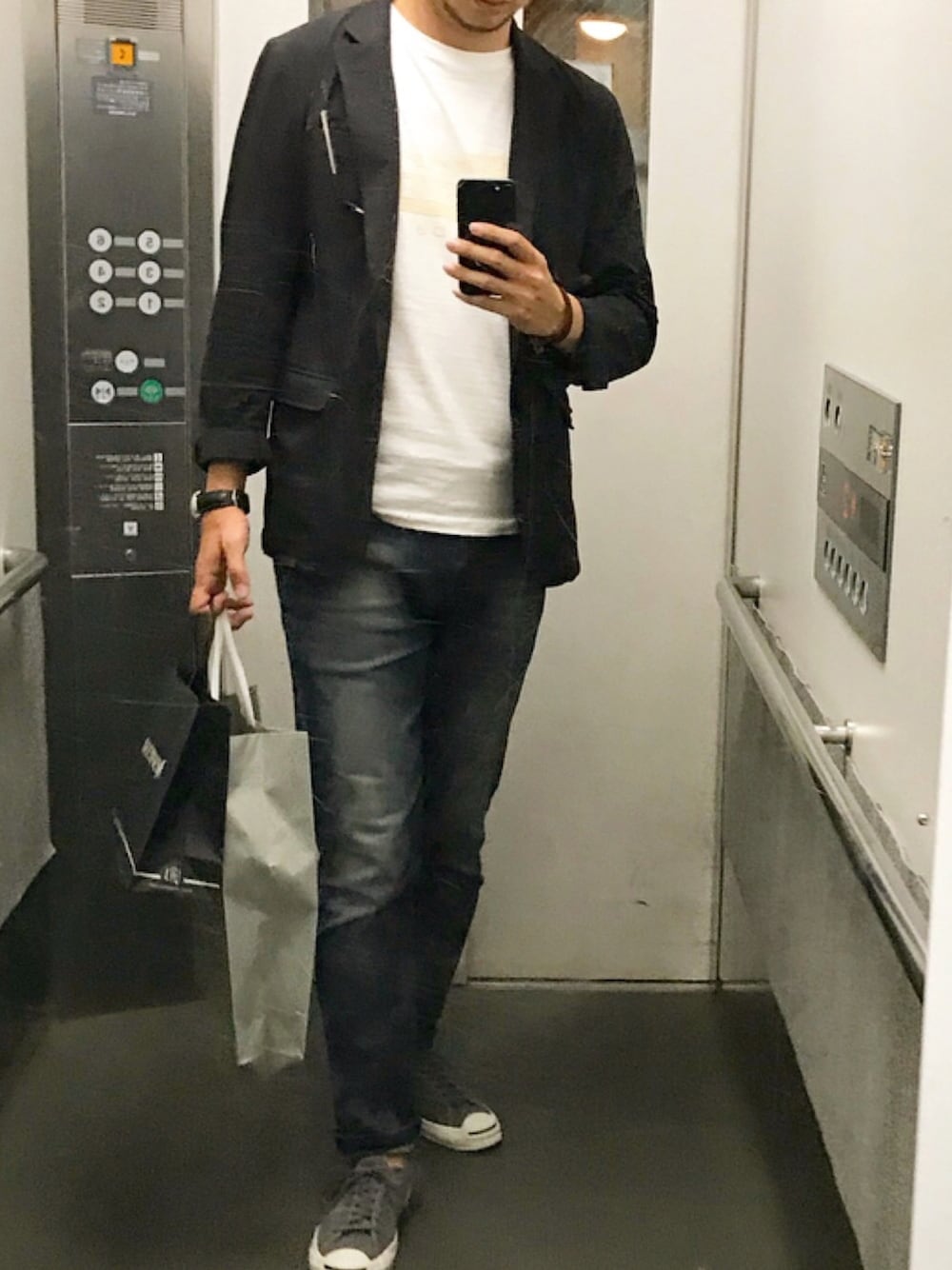 「休日スタイル、秋服準備はじめました、ゆるコーデ、秋冬、大人カジュアル、ジャックパーセル、大人コーデ、ラフ、きれいめカジュアル」｜「SHARE PARKの4WAYストレッチ テーラードジャケット（テーラードジャケット、ブラック系）」を使った、c4pcsさん（メンズ・180cm）の秋コーディネートの1枚目の写真