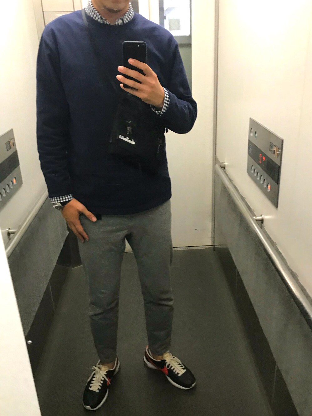 「秋服、おしゃれさんと繋がりたい、シンプル、スニーカー、カジュアル、オトナカジュアル、チェックシャツ、スポーツミックス、秋のコーデ」｜「SHARE PARKのアイテム（Tシャツ/カットソー、ブルー系）」を使った、c4pcsさん（メンズ・180cm）の秋コーディネートの1枚目の写真