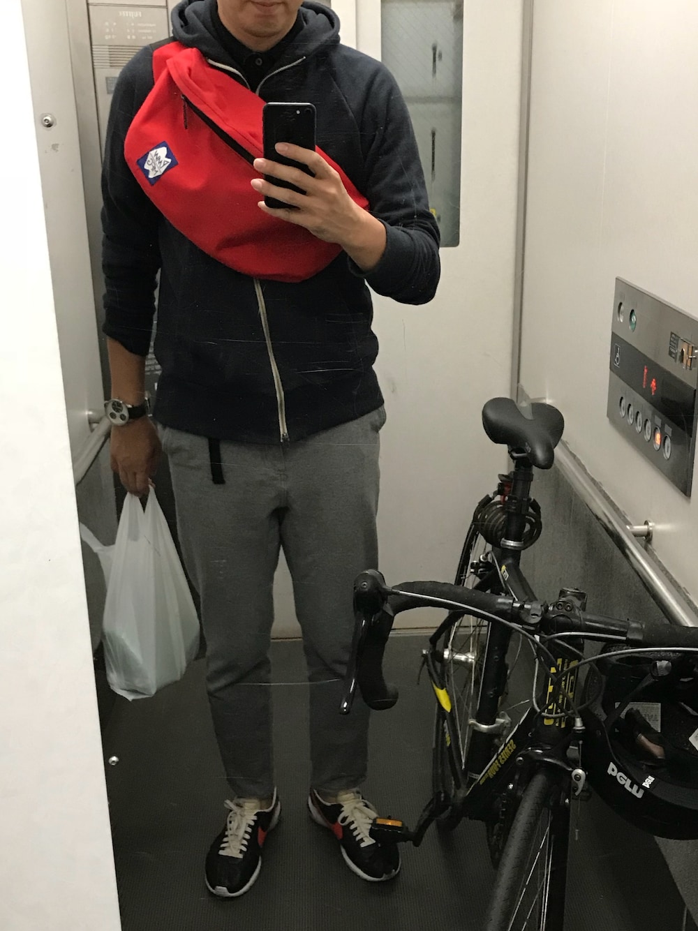 「秋服、休日スタイル、カジュアル、オトナカジュアル、きれいめカジュアル、スウェット、スポーツミックス、FRED PERRY、サイクリング」｜「FRED PERRYのLoop Back Hooded Sweat （パーカー、ブルー系）」を使った、c4pcsさん（メンズ・180cm）の秋コーディネートの1枚目の写真