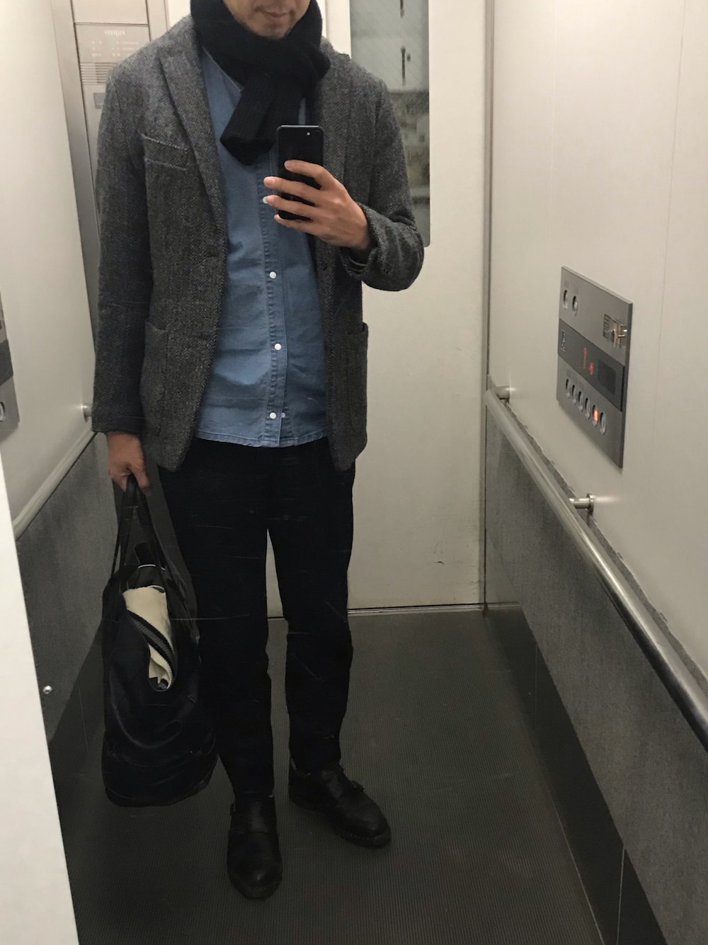「今日のコーデ、大人コーデ、冬、きれいめカジュアル、大人カジュアル、ハリスツイード、ツイード、デニムシャツ、パラブーツ」｜「URBAN RESEARCH ROSSO MENの【TVドラマ着用】ハリスツイードテーラードジャケット（テーラードジャケット、グレー系）」を使った、c4pcsさん（メンズ・180cm）の冬コーディネートの1枚目の写真