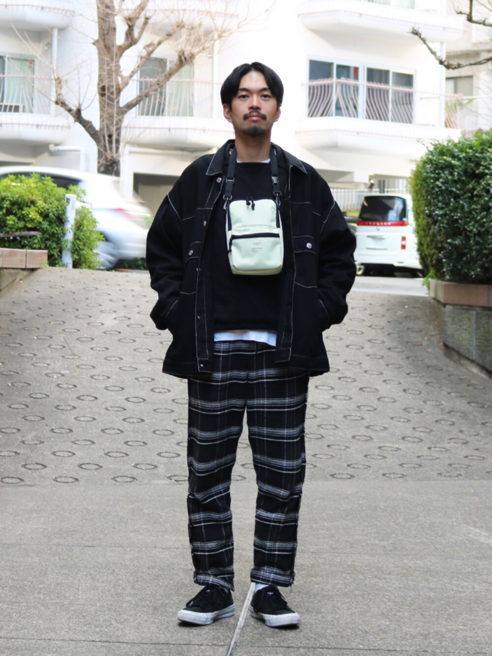 「おしゃれさんと繋がりたい、春、オトナカジュアル、チェック、オールブラック、アネロ、Anello」｜「anelloのＣl-2 ショルダーバッグ【anello公式】（ショルダーバッグ、ホワイト系）」を使った、たいさんさん（メンズ・176cm）の春コーディネートの1枚目の写真