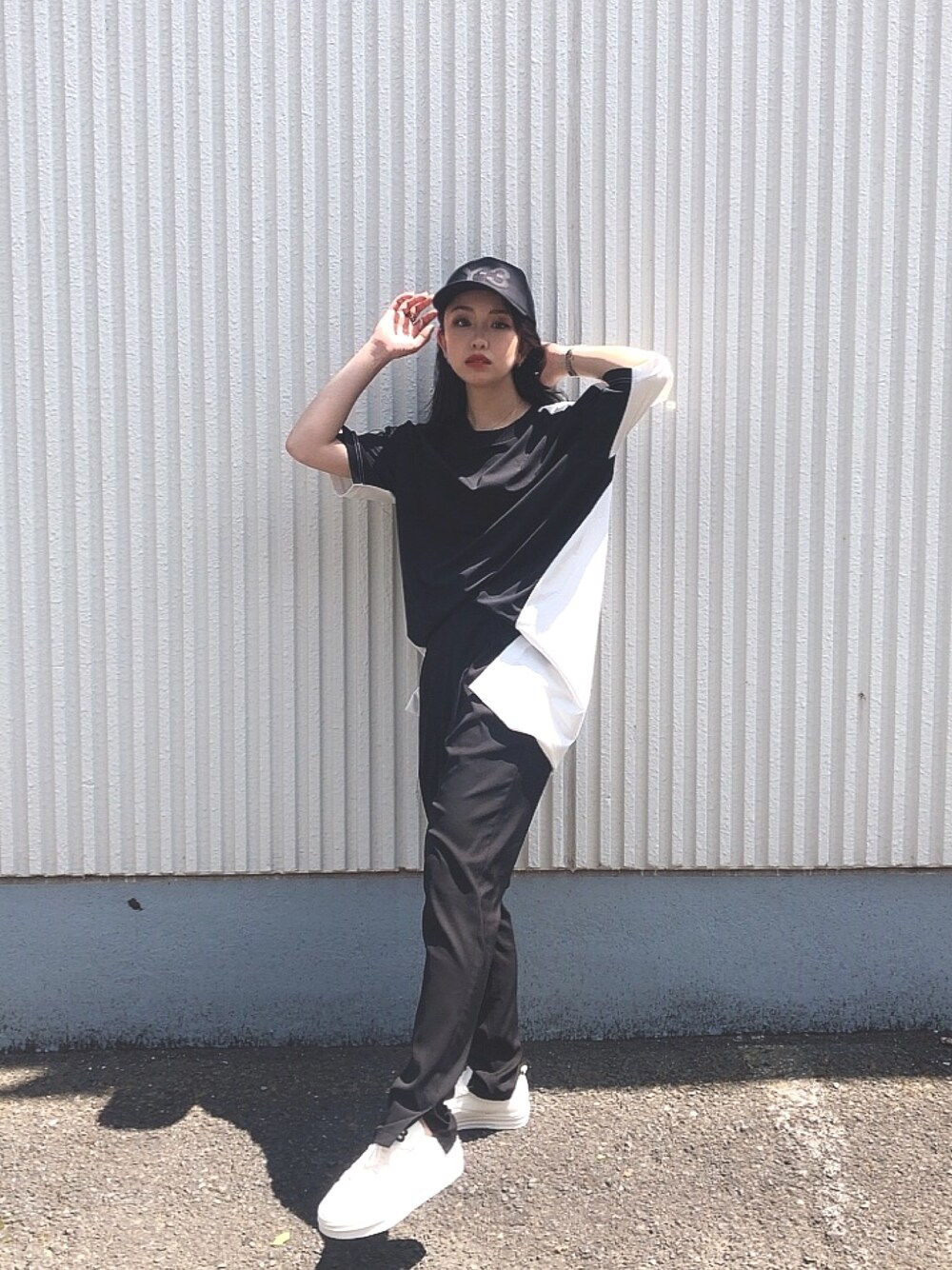 ホワイト系のTシャツ/カットソー、ホワイト系のスニーカー、ブラック系のキャップを着用したレディースの春コーディネートの1枚目の写真