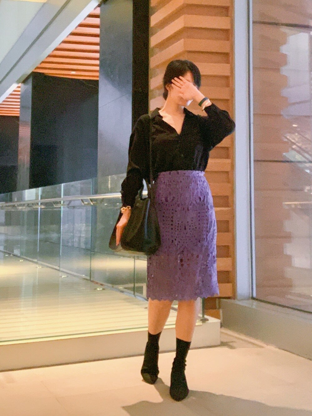 「紫、通勤穿搭」｜「CELINEのアイテム（トートバッグ、ブラック系）」を使った、fiva12さん（レディース・171cm）の秋コーディネートの1枚目の写真