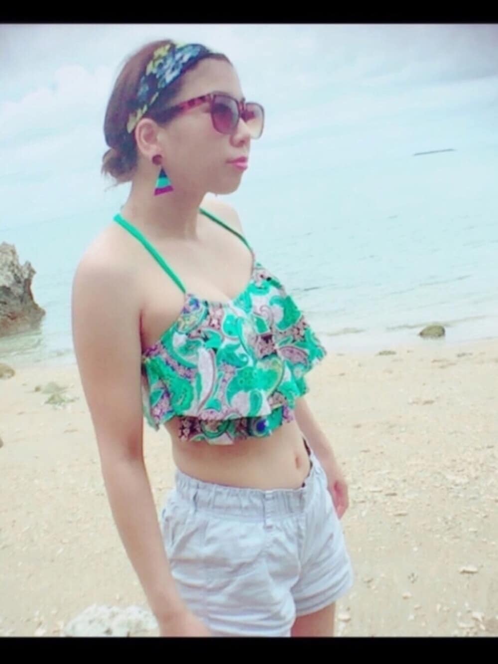 ブルー系のその他パンツ、ブルー系のピアス(両耳用)、グリーン系の水着を着用したレディースの夏コーディネートの1枚目の写真