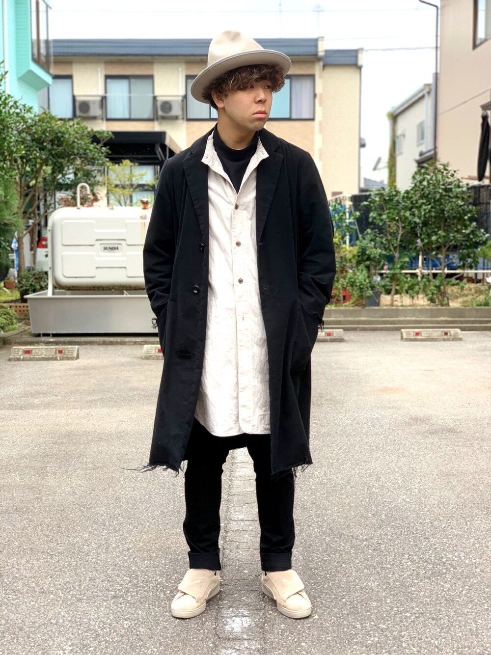 ベージュ系のシャツ/ブラウス、ブルー系のデニムパンツ、ベージュ系のスニーカーを着用したメンズの秋コーディネートの1枚目の写真