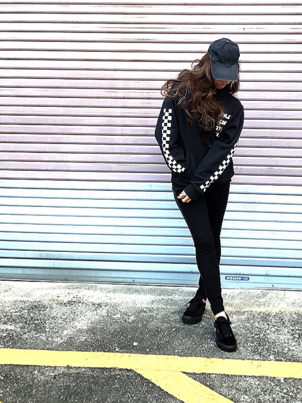 「休日スタイル、オトナ女子、秋のコーデ、VANS、ストリート、ママコーデ、プチプラコーデ、おしゃれさんと繋がりたい、楽チンコーデ、パーカー」｜「aolaniのアイテム（スウェット、ブラック系）」を使った、1eihc7さん（レディース・158cm）の秋コーディネートの1枚目の写真
