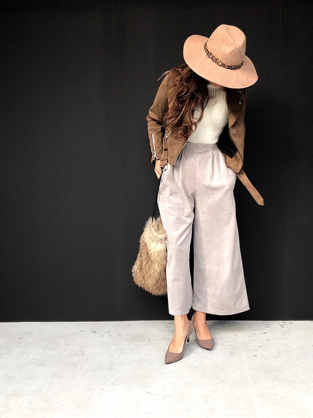 「大人カジュアル、休日スタイル、冬、ママコーデ、ファー小物、UNIQLO、ザラ、今日のコーデ、ラクチンコーデ」｜「AZUL by moussyのアイテム（パンツ、グレー系）」を使った、1eihc7さん（レディース・158cm）の秋コーディネートの1枚目の写真