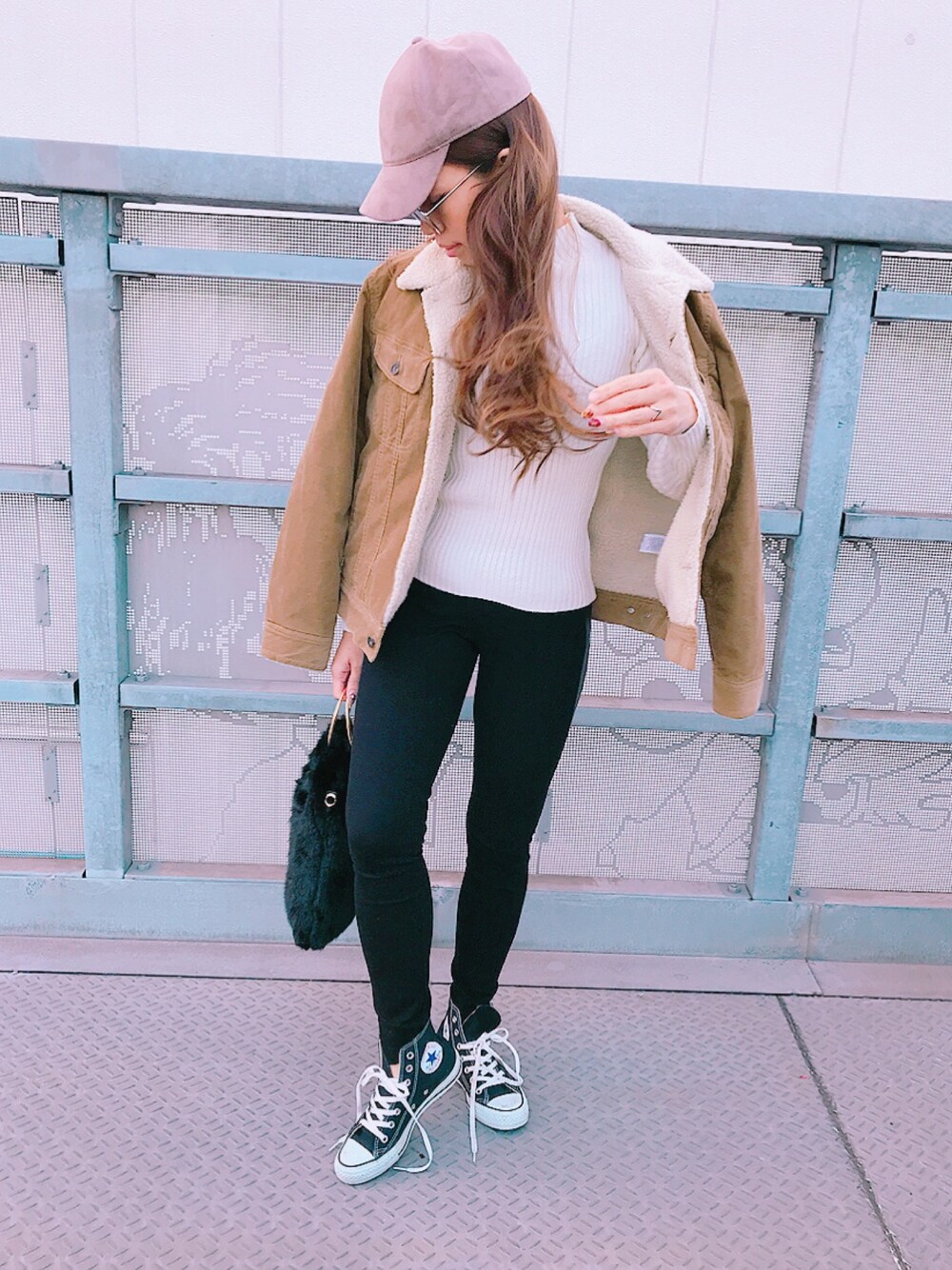 「カジュアル、オトナ女子、ラクチンコーデ、GU、秋冬、コンバース、UNIQLO、ママコーデ、おしゃれさんと繋がりたい、シンプル」｜「ZARAのアイテム（ハンドバッグ、ブラック系）」を使った、1eihc7さん（レディース・158cm）の秋コーディネートの1枚目の写真