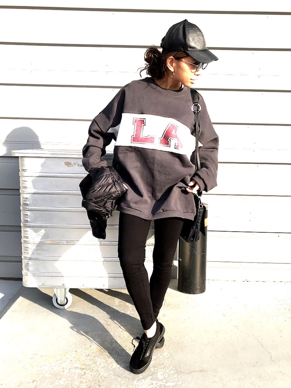 「ootd、大人カジュアル、スエット、シンプルコーデ、プチプラコーデ、VANS、ママコーデ、休日スタイル」｜「via jのアイテム（スウェット、グレー系）」を使った、1eihc7さん（レディース・157cm）の冬コーディネートの1枚目の写真