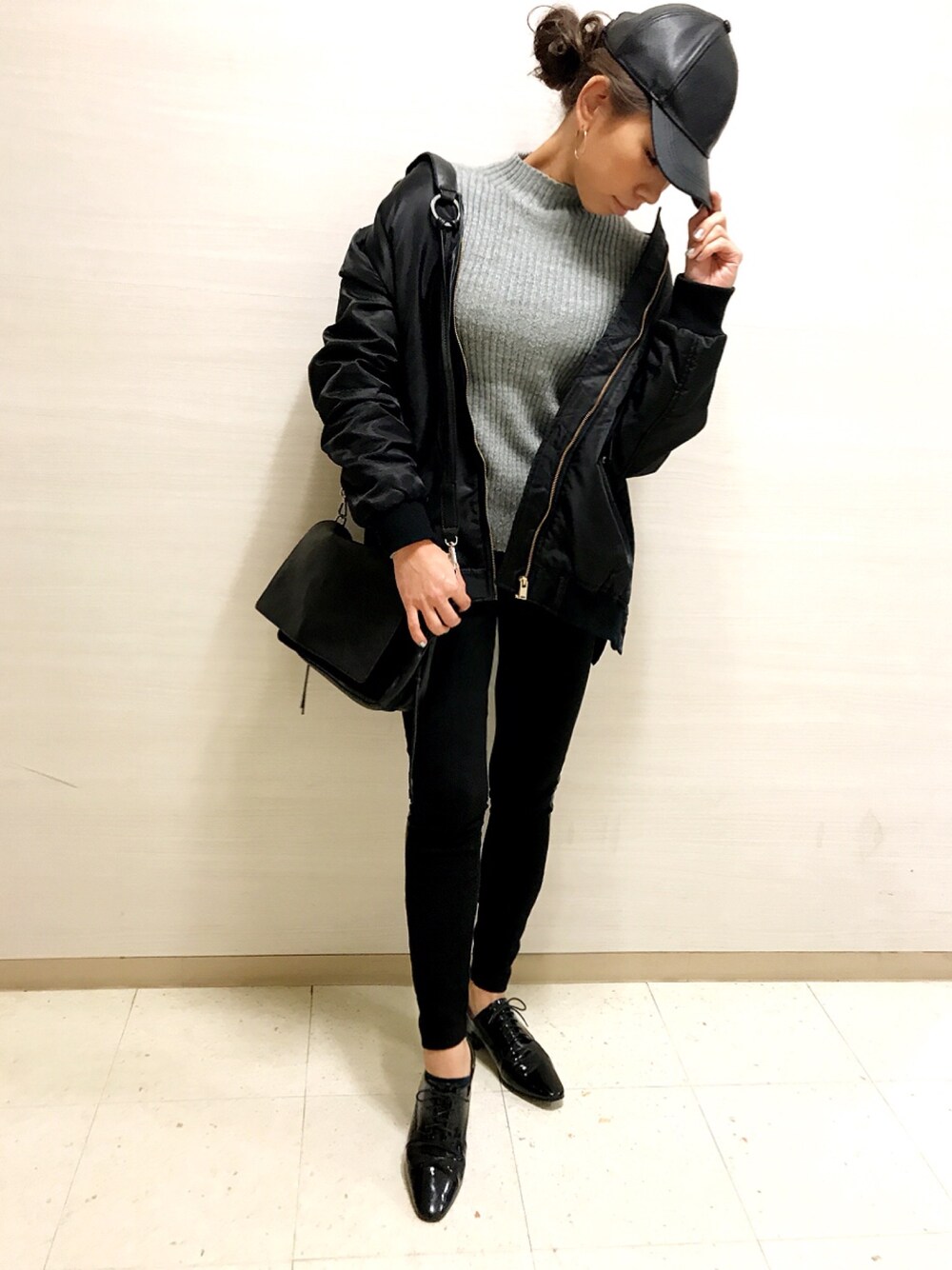 「オトナカジュアル、プチプラコーデ、outfit、ブラック、ゆるコーデ、シンプルコーデ、ママコーデ、ザラジョ、休日スタイル」｜「ZARAのアイテム（その他シューズ、ブラック系）」を使った、1eihc7さん（レディース・157cm）の冬コーディネートの1枚目の写真