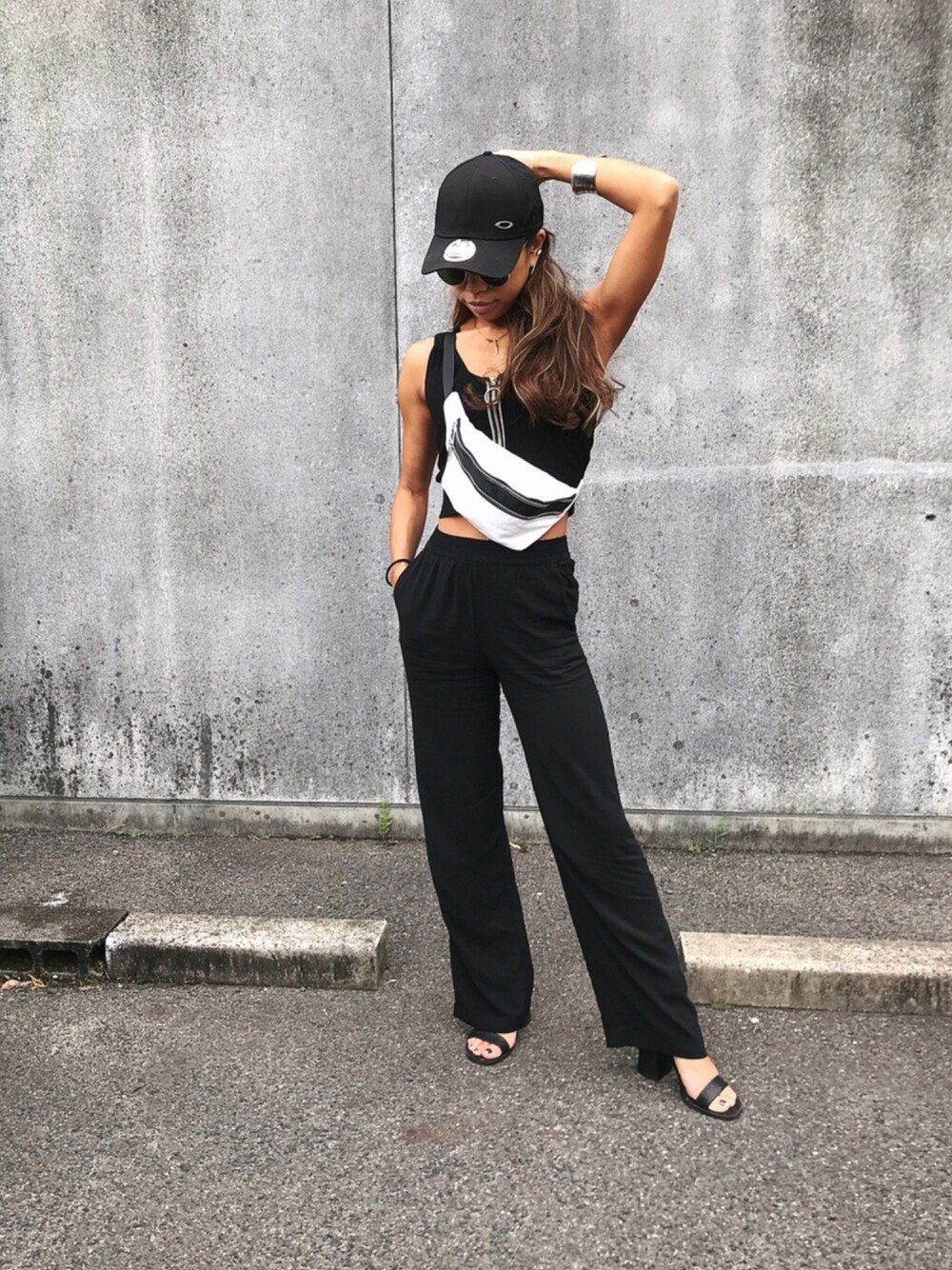 「夏のワントーンコーデ、休日スタイル、カジュアルコーデ、プチプラ、fashion、秋色、シンプルコーデ、今日のコーデ」｜「H&Mのアイテム（その他パンツ、ブラック系）」を使った、1eihc7さん（レディース・157cm）の夏コーディネートの1枚目の写真