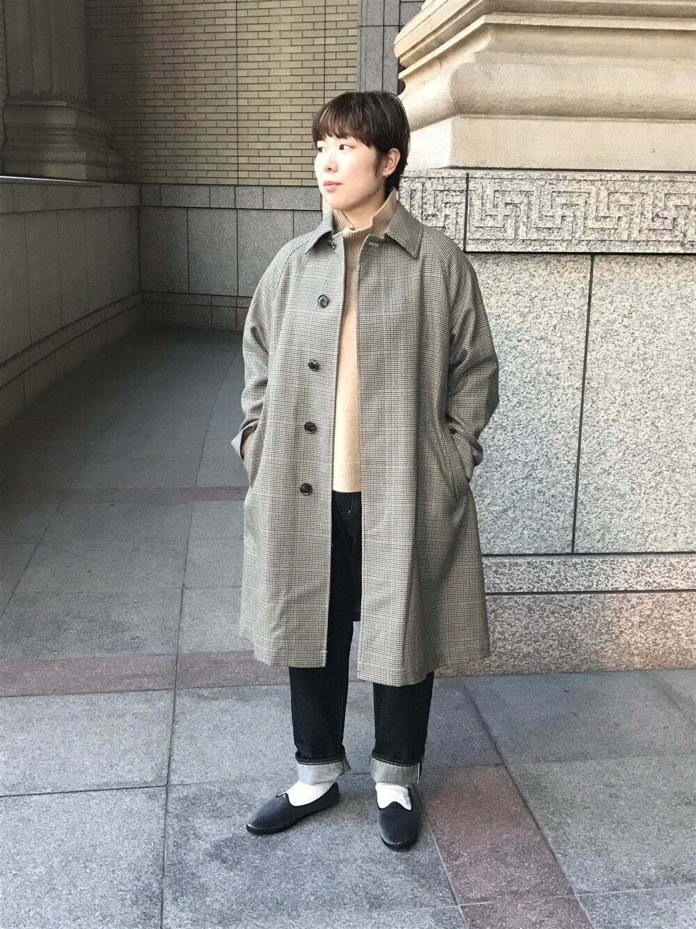 「コート、Bshop、orcival、ぽっちゃりコーデ、アキコーデ」｜「Bshopの【drogheria Crivellini 】ベルベット スリッポン WOMEN（その他シューズ、グレー系）」を使った、森田 玲加さん（レディース・158cm）の秋コーディネートの1枚目の写真