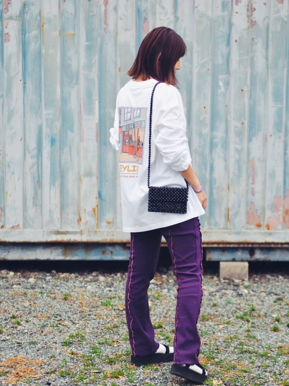 ホワイト系のTシャツ/カットソー、ブラック系のショルダーバッグ、パープル系のその他パンツを着用したレディースの春コーディネートの1枚目の写真