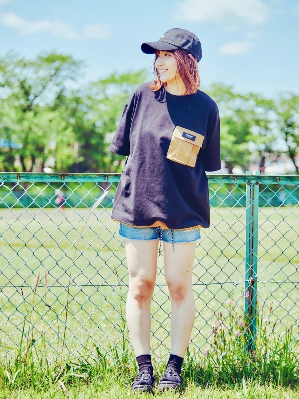 「ビッグシルエット、ショートパンツ、休日スタイル、キャップ、デニム、ストリート、アウトドアスタイル、メンズライク、Leyline、これが私をアゲる服」｜「Leylineのchino pocket outdoor tee（Tシャツ/カットソー、ブラック系）」を使った、soe213さん（レディース・154cm）の春コーディネートの1枚目の写真