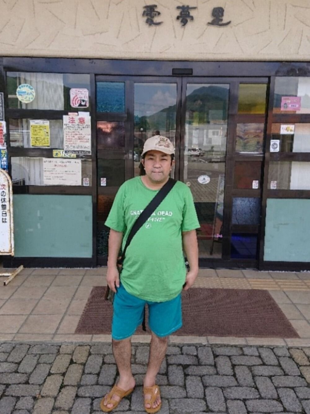 グリーン系のTシャツ/カットソー、グリーン系のショルダーバッグ、グリーン系のその他パンツを着用したメンズの夏コーディネートの1枚目の写真