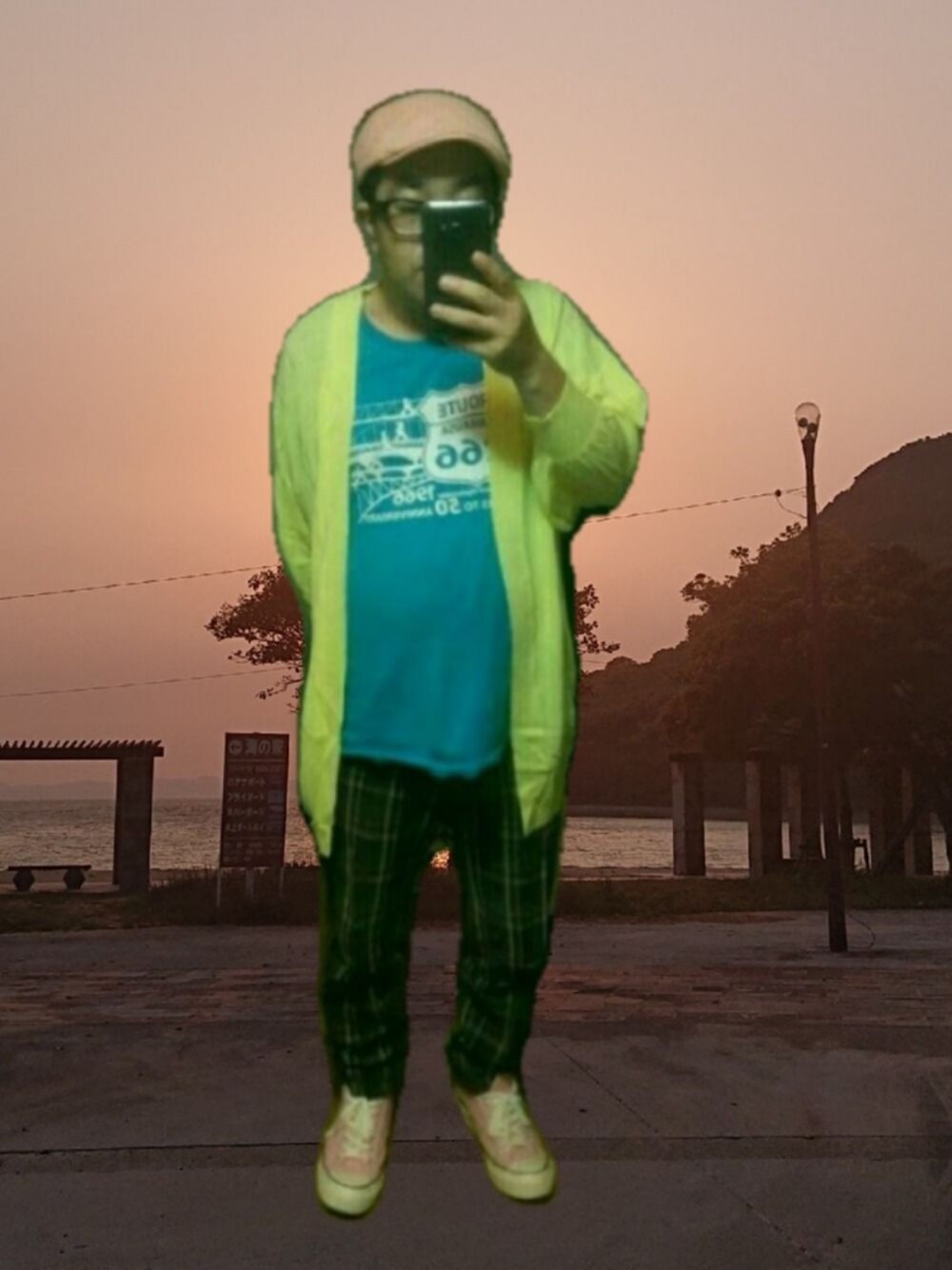 イエロー系のカーディガン/ボレロ、ブラウン系のチノパンツ、ブルー系のTシャツ/カットソーを着用したメンズの秋コーディネートの1枚目の写真