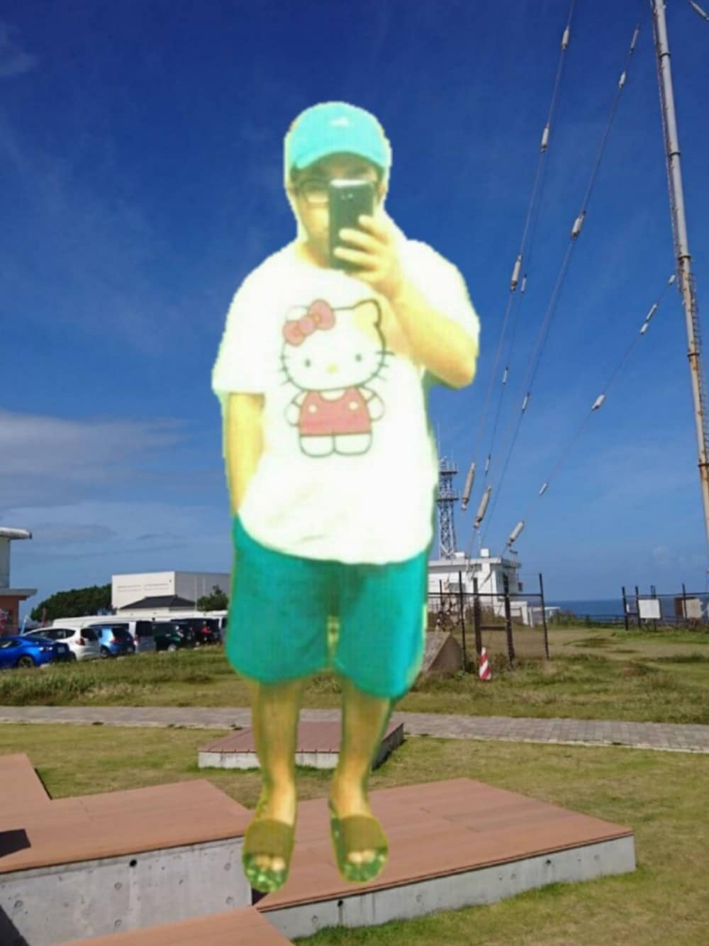 グリーン系のパンツ、ホワイト系のTシャツ/カットソー、グリーン系のキャップを着用したメンズの夏コーディネートの1枚目の写真