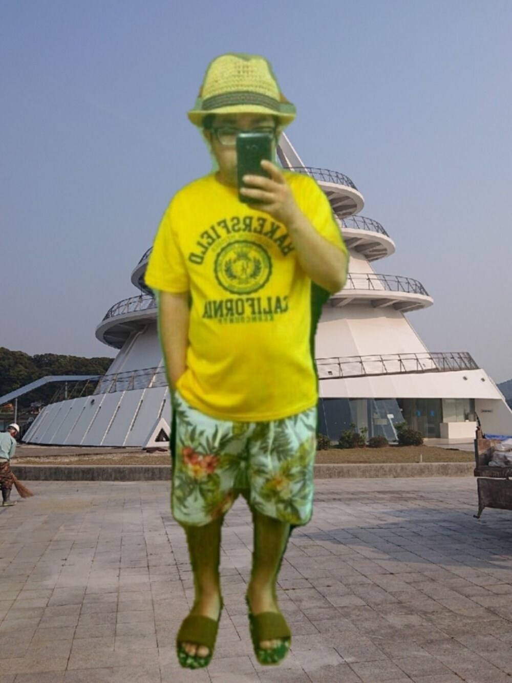 ホワイト系のパンツ、イエロー系のTシャツ/カットソー、ベージュ系のハットを着用したメンズの夏コーディネートの1枚目の写真