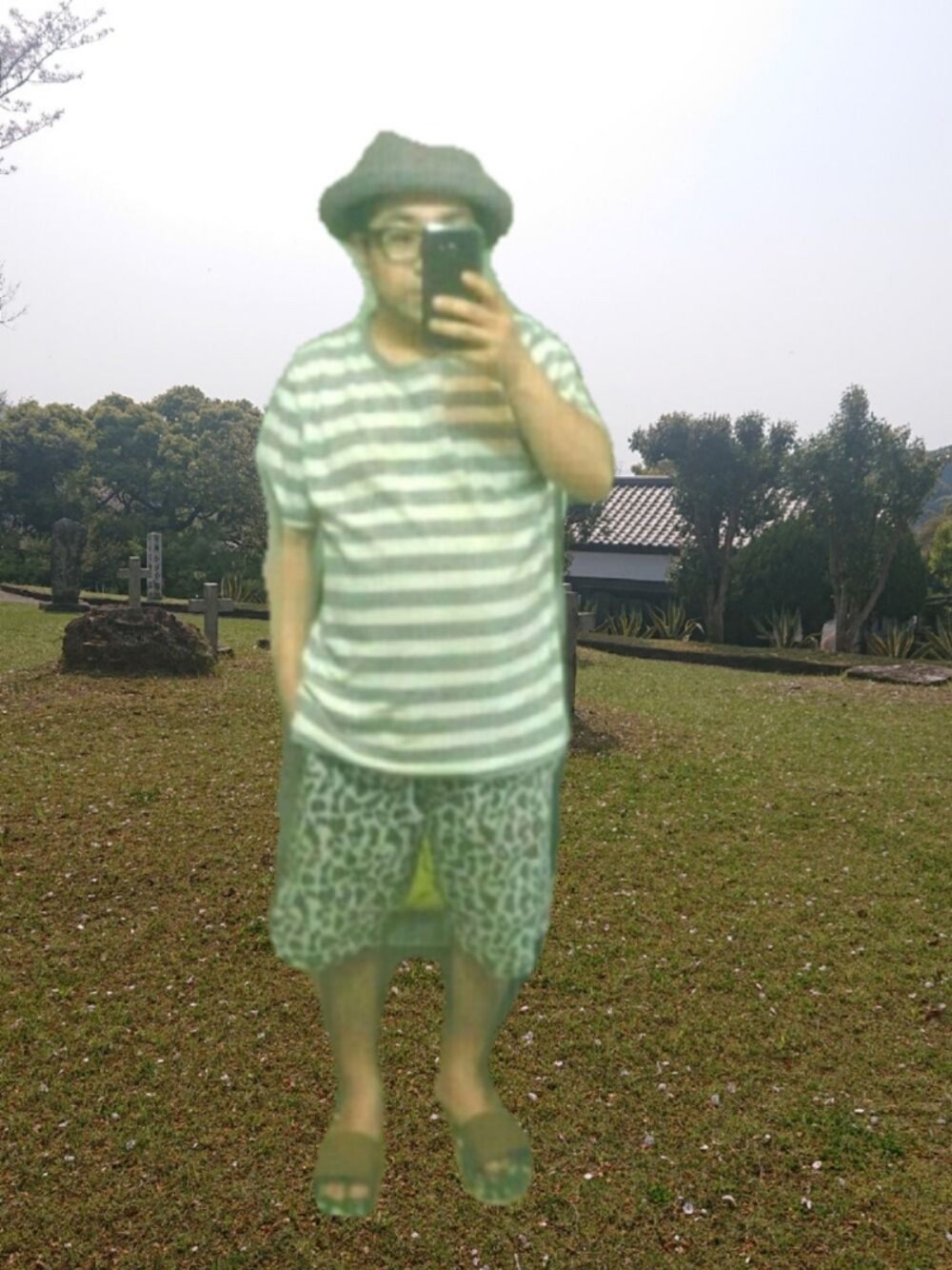 グレー系のシャツ/ブラウス、グレー系のパンツ、グレー系のその他を着用したメンズの夏コーディネートの1枚目の写真