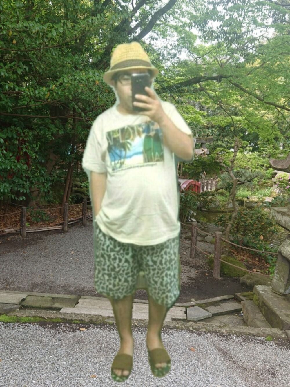 グレー系のパンツ、ベージュ系のTシャツ/カットソー、ベージュ系のハットを着用したメンズの夏コーディネートの1枚目の写真