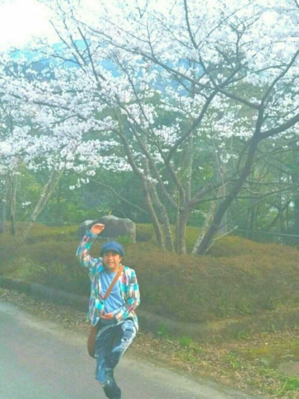 ブルー系のデニムパンツ、ブルー系のドレスシューズ、その他のテーラードジャケットを着用したメンズの夏コーディネートの1枚目の写真