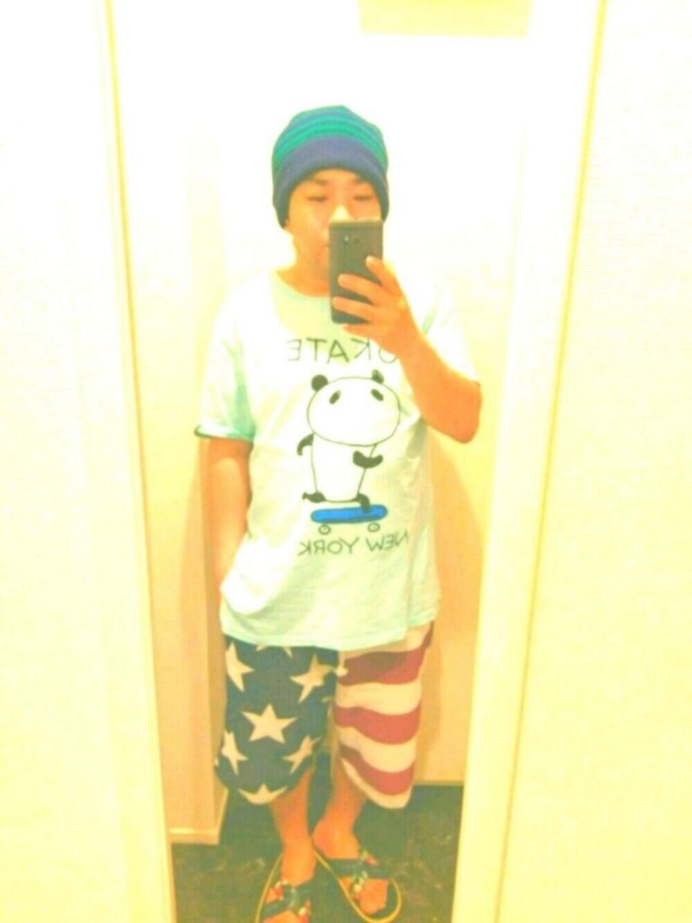 ブルー系のサンダル、グリーン系のTシャツ/カットソー、その他のパンツを着用したメンズの夏コーディネートの1枚目の写真