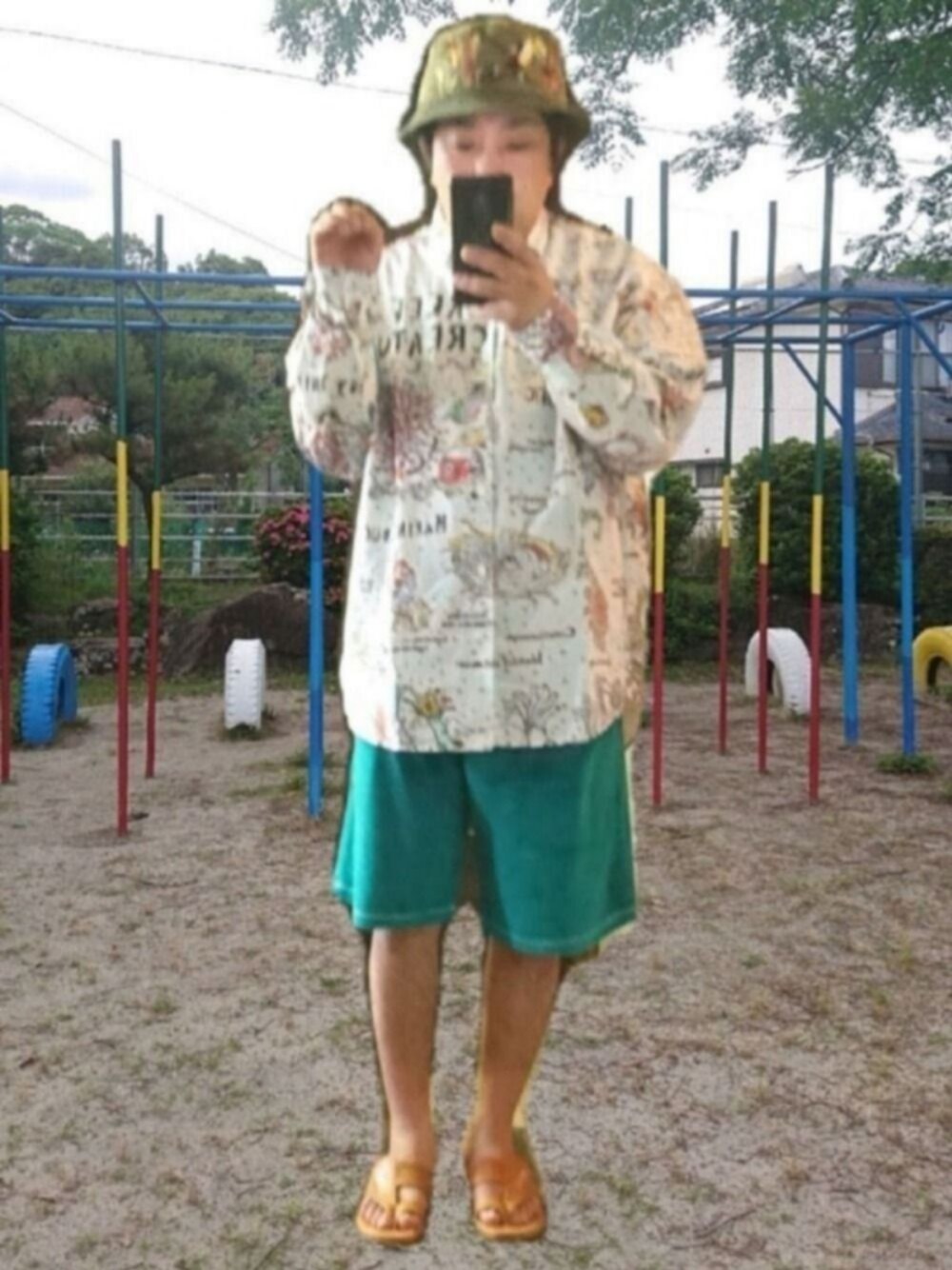 グリーン系のショルダーバッグ、ブラウン系のサンダル、グリーン系のその他パンツを着用したメンズの夏コーディネートの1枚目の写真